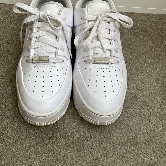Nike Air Force 1 platform sneakers in triple white - Picture 4 of 9